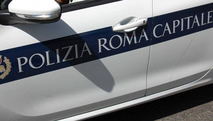Ladri di appartamenti traditi dall'auto in seconda fila. I vigili li multano, la folla li riconosce: arrestati