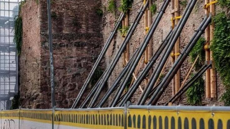 Un’impalcatura lo colpisce alla testa: codice rosso per operaio albanese di 32 anni