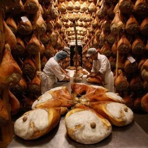 Prosciutto Dop, allevatori in crisi: "Mercato intasato, ridurre la produzione"