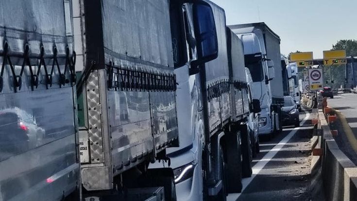 “Sono nonno, ho 67 anni e devo ancora guidare tir: così lavoriamo a perdere”