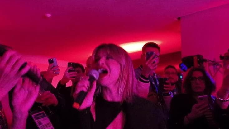 A Sanremo la festa di Alessandra Amoroso, karaoke per tutti prima della gara