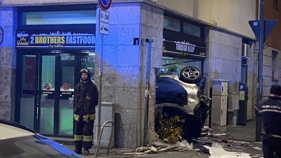 Milano, si ribalta con la Smart e si schianta contro la vetrina di un kebab: morto un 55enne