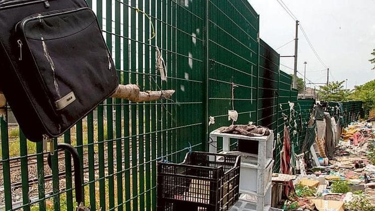 Favelas a via Cilicia, la denuncia di una residente: “Non possiamo più uscire di casa, accerchiati da drogati e ubriachi”