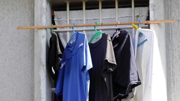 Bologna, carcere sovraffollato: 831 detenuti. Ma 287 potrebbero scontare la pena altrove. Gli avvocati: “Mancano le strutture”
