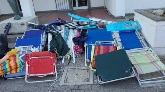 Brindisi, bagnanti lasciano ombrelloni e sdraio sulla spiaggia: blitz per sequestrarli