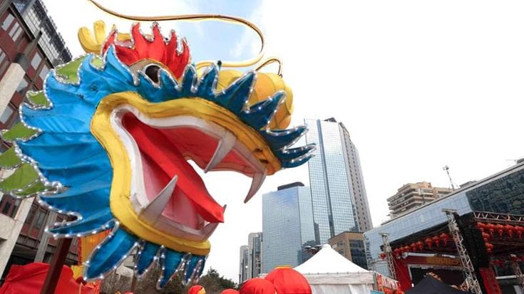 Folla al Centro direzionale per la Danza del Drago: è il Capodanno cinese