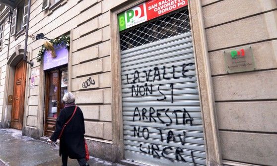 Scritte anti-Pd a Moncalieri<br />Lettera di minacce a Ltf