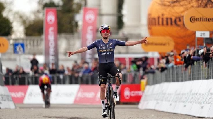 Pidcock vince la Milano-Torino, la corsa più antica del mondo. Quarto Pellizzari