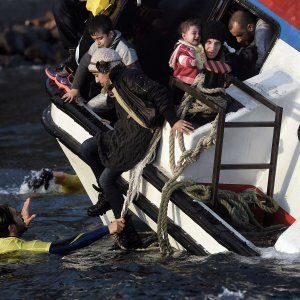 Migranti, due naufragi al largo di isole greche: almeno 22 morti