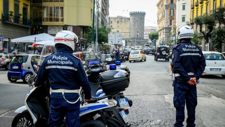  Napoli, traffico in centro: primi controlli dei vigili in via Depretis