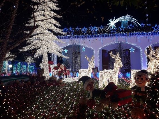 La casa di Babbo Natale torna a illuminarsi, si rinnova la tradizione di Melegnano