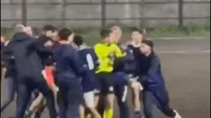La realtà odiosa dietro le botte al baby arbitro