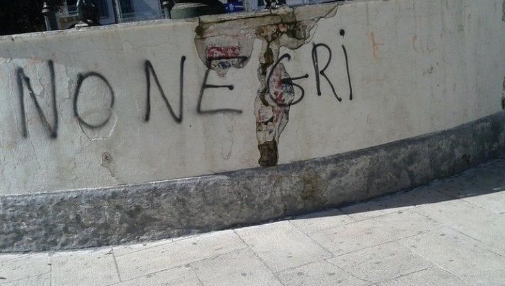 Insulti e scritte razziste contro una donna per vendicarsi di un rimprovero: denunciato ultrà granata