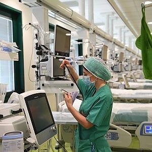 Covid, l'ultimo bollettino: 17 nuovi positivi e 5 morti