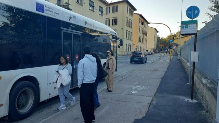 Lo strano caso di via Villamagna: pedoni “a rischio ciclisti” alla nuova fermata del bus