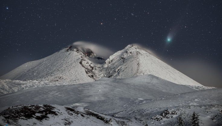  La cometa di Neanderthal splende sul fianco dell'Etna, la foto ripresa dalla Nasa