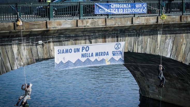 L'acrobatica protesta degli attivisti di Extinction Rebellion