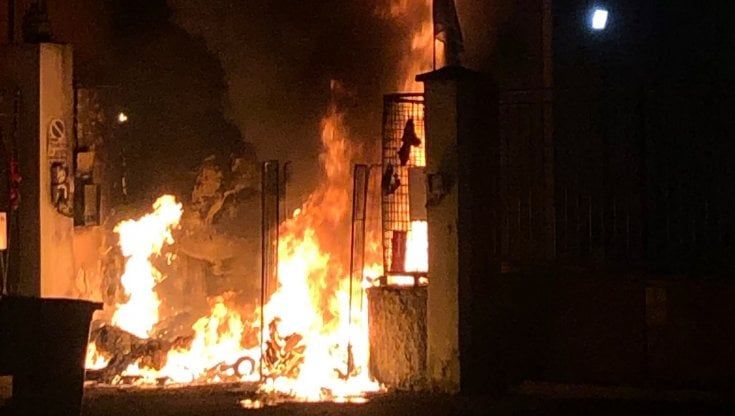 A Milano incendiata la sede di Sos Lambrate: "In prima linea per l'emergenza Covid, ci mancavano solo i vandali"