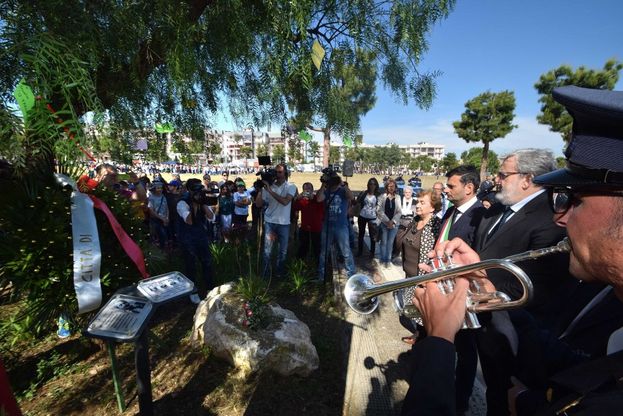  Bari si stringe attorno all'albero Falcone tra ricordi e canzoni