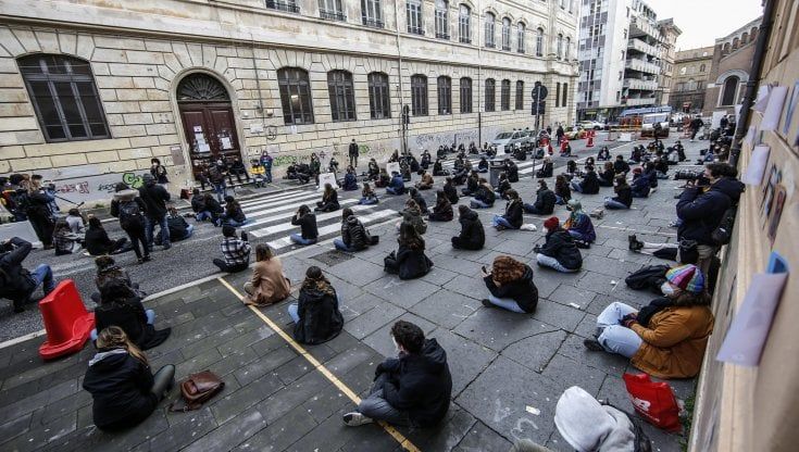 Studenti, dalla protesta a distanza a quella 'in presenza' a De Ferrari 