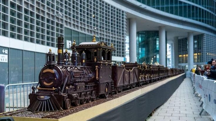 Il treno di cioccolato più lungo del mondo nel Guinness dei primati: più di 55 metri per 28 quintali