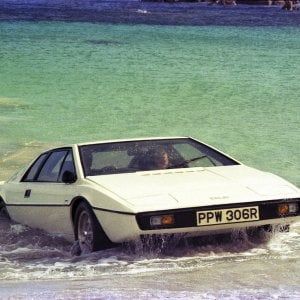 L'auto che va sull'acqua. Dal cinema alla realtà, ecco i modelli anfibi 