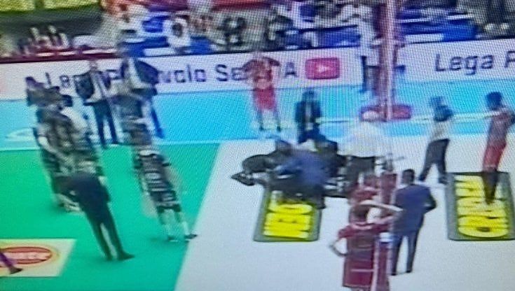 Volley, Supercoppa a Perugia. Leon scivola e sbatte la testa: giocatore immobile, attimi di paura