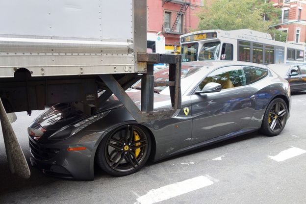 New York: la Ferrari incastrata sotto un camion