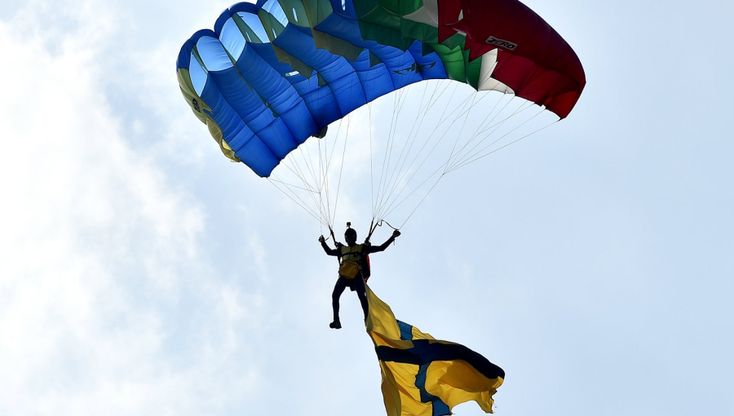 Paracadutisti e rievocazioni per i 200 anni della polizia locale di Parma