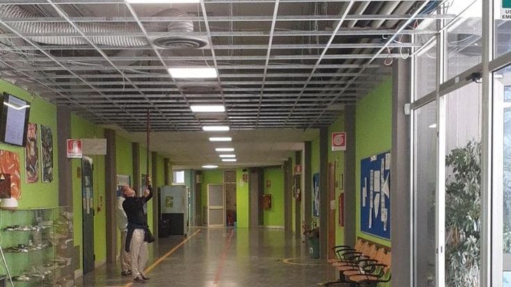 La Spezia, crolla un altro pezzo di controsoffitto all’istituto Capellini-Sauro, nessun ferito