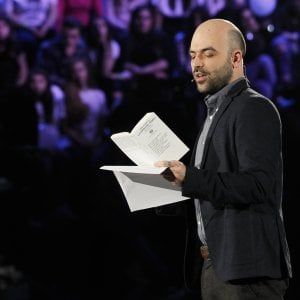 Migranti, Saviano contro Renzi: "Che ipocrisia da chi vende le armi ai regimi"