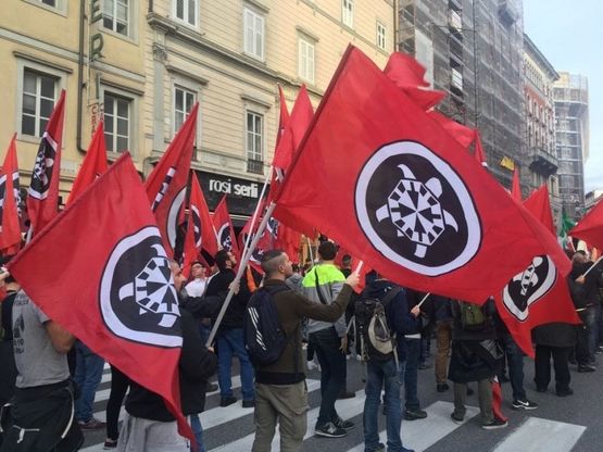 Trieste, in centro sfila CasaPound. Città blindata. Manifestano anche gli antifascisti