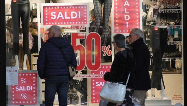 Via ai saldi in Liguria, strade affollate e ottimismo fra i negozianti
