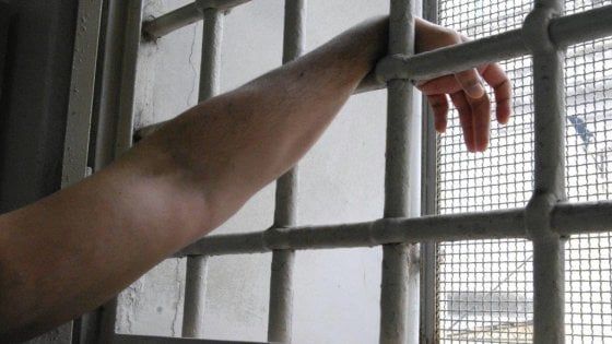 Bari, madre fa arrestare il figlio latitante e gli scrive una lettera: "Ti ho tradito per salvarti la vita"