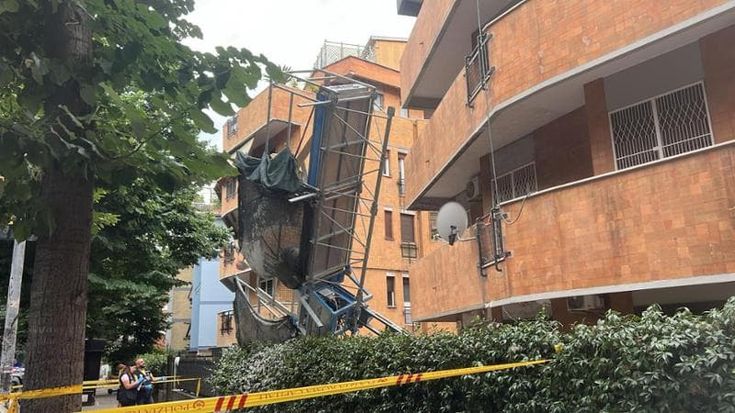 Monteverde, ponteggio crolla sulla strada: due operai feriti