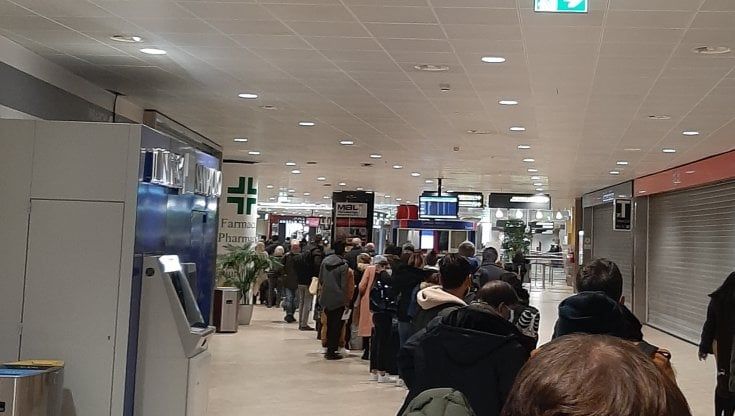 La rabbia dei passeggeri lasciati a terra al Marconi: "Abbiamo perso il volo"
