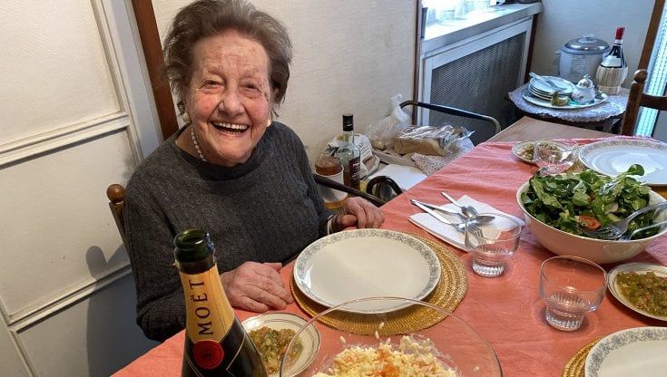 Arriva il vaccino per la signora Giuliana. L'anziana donna di 105 anni riceverà la dose domani mattina a casa insieme al suo badante
