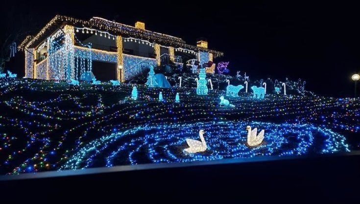 La casa illuminata con 100 mila lucine natalizie resterà accesa fino al 31 gennaio: "Un regalo per i bambini"