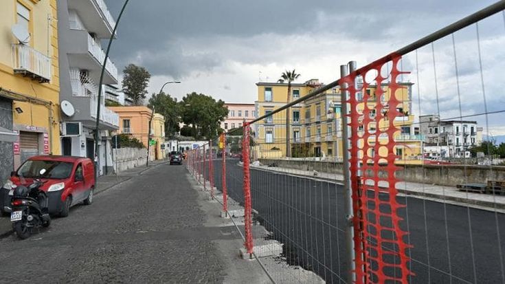 Napoli, il restyling di via Posillipo: asfalto al posto dei sampietrini