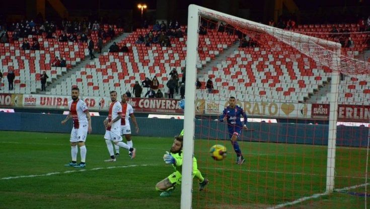 Calcio, il Bari vince in casa contro il Picerno: il gol di Antenucci decide la gara ma è Cheddira a suonare la carica