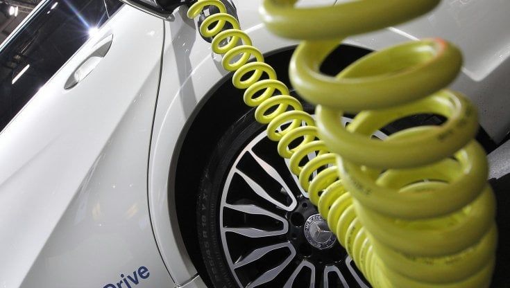 Elettrico e ibrido, il sorpasso dei motori alternativi in Piemonte
