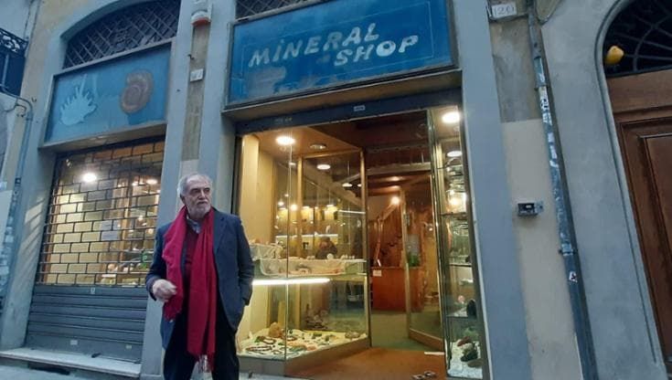 Centro, un altro addio. Chiude in via de’ Servi la vetrina dei minerali