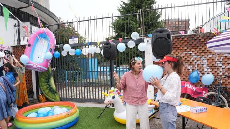 Infradito e aperitivo, il flash mob davanti all’Argelati chiusa da anni: “Aprite le piscine”