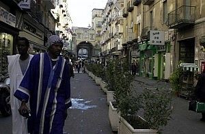 Napoli, tiro a segno sugli immigrati<br />Raid "per gioco" a colpi di pistola: 2 feriti