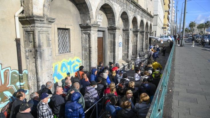 Quei 100 metri di povertà: c’è chi in fila alla mensa non ce la fa con le bollette
