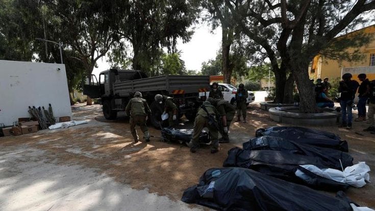 Israele, orrore nel kibbutz di Kfar Aza: uomini, donne e bambini bruciati vivi e sgozzati