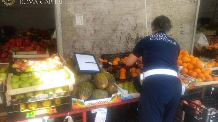 La Polizia locale di Roma sequestra oltre 2 tonnellate di frutta e verdura ad Ottavia