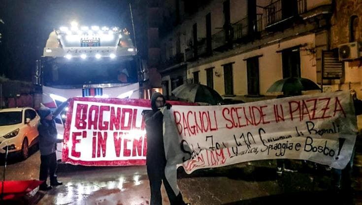 Bagnoli, bloccati dai comitati camion per la colmata. Manfredi: “Dialogo partendo dai dati”