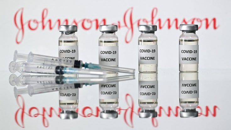 Vaccino Johnson & Johnson, Aifa decide il 28 su richiamo. Cosa dicono gli esperti