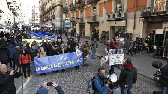 Comitati e associazioni, 500 in piazza per la vivibilità: cori contro de Magistris
